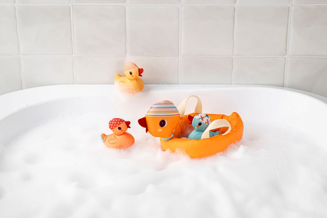 Lilliputiens Bath Toy - Mummy Duck and her Magnetised Ducklings