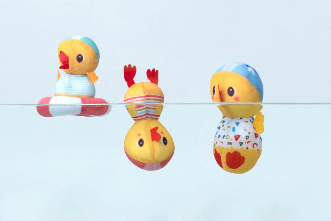 Lilliputiens - Three Bath Ducks Learning to Swim