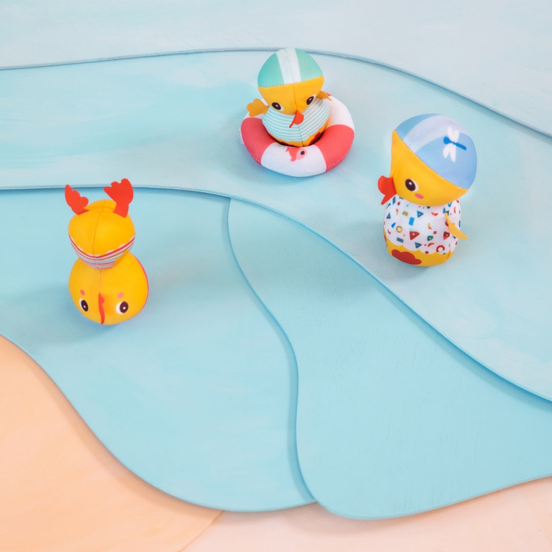 Lilliputiens - Three Bath Ducks Learning to Swim